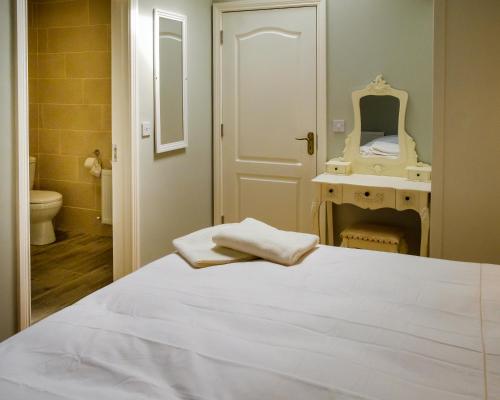 Ein Bett oder Betten in einem Zimmer der Unterkunft Jacob's Well Hotel
