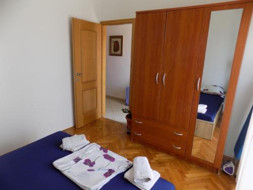 sypialnia z łóżkiem i drewnianą szafką w obiekcie Apartment Leporiz w Poreču