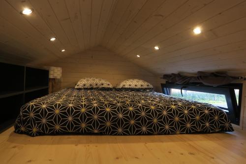 Un pat sau paturi într-o cameră la Tiny House à 30 min du Puy du Fou jusqu'à 6 personnes