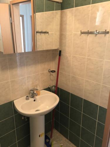 a bathroom with a sink and a mirror at Apartman Ylli in Nečujam