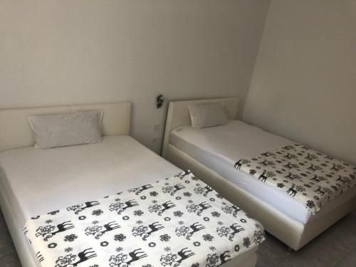 2 Betten nebeneinander in einem Zimmer in der Unterkunft Apartman Ylli in Nečujam