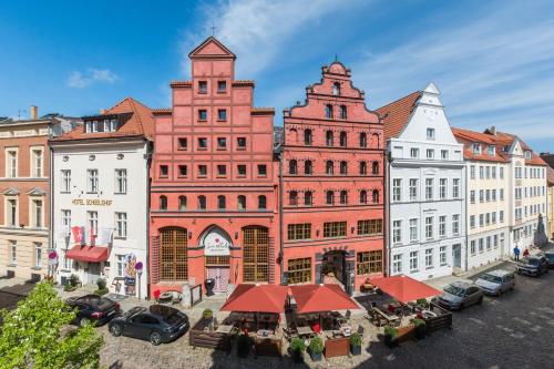 un grupo de edificios altos en una ciudad en Romantik Hotel Scheelehof Stralsund, en Stralsund