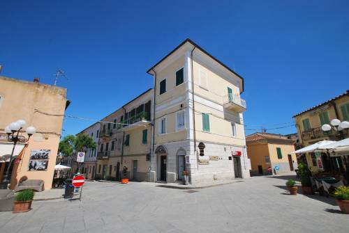 a building on a street in a city at Casa Lidia - Centrale con balcone vista mare e aria condizionata in Capoliveri