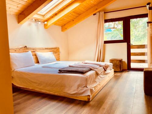 מיטה או מיטות בחדר ב-Bujtina Polia