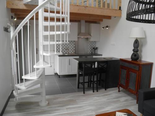 プルゲルノーにあるChez Jeannetteのキッチン(螺旋階段、テーブル付)
