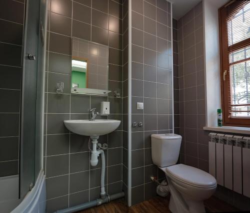 uma casa de banho com um WC e um lavatório em Hostel Kislorod O2 em Yaroslavl