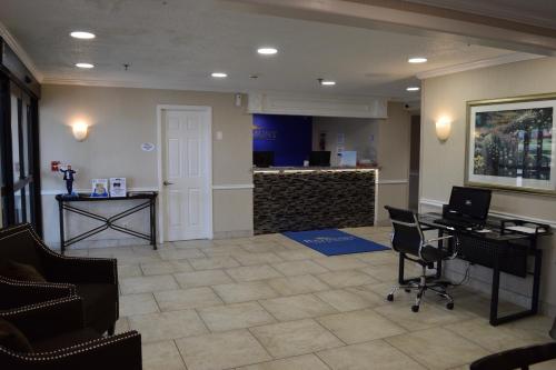 an office with a lobby with a desk and chairs at Baymont by Wyndham Texarkana in Texarkana