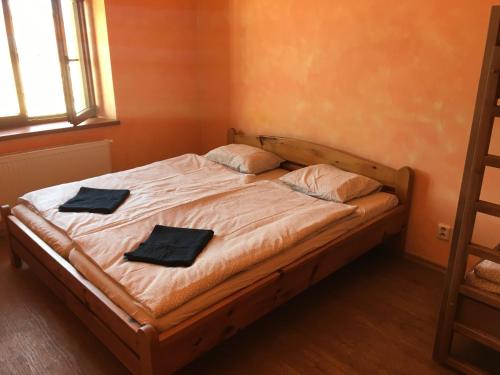 een slaapkamer met een bed met twee handdoeken erop bij CB ROOMS/BED&SOUP in České Budějovice