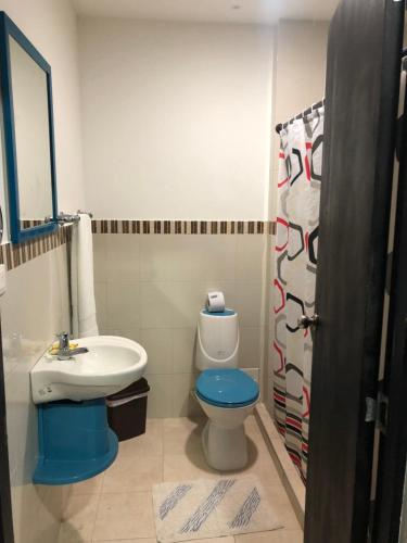 a bathroom with a toilet and a sink at Hostal Central Beach in San Andrés