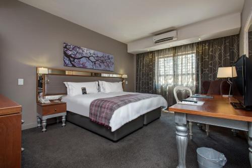 ANEW Hotel Hatfield Pretoria tesisinde bir odada yatak veya yataklar