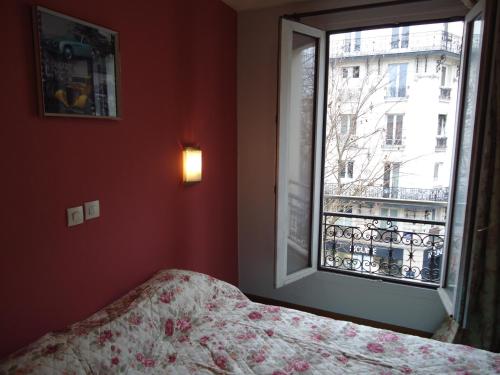 Giường trong phòng chung tại Hipotel Paris Gambetta République