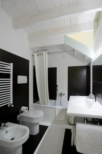 Salle de bains dans l'établissement Basiliani Hotel