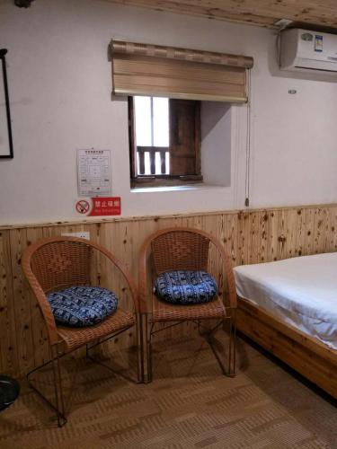 Posezení v ubytování Nanjing Tulou Qingdelou Inn