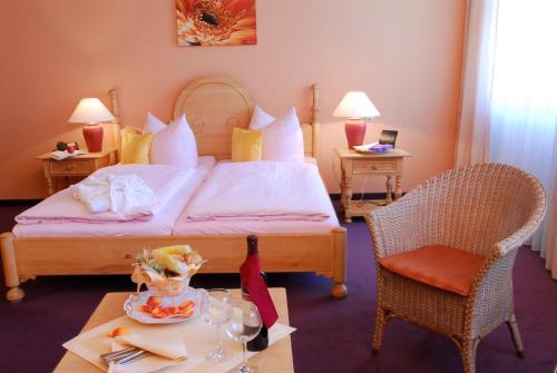 A bed or beds in a room at Kurhotel Fürstenhof by David
