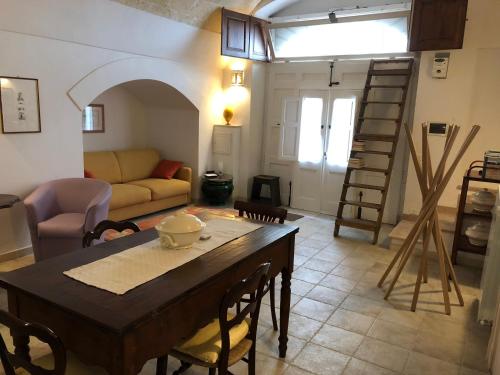 una sala de estar con una mesa y un sofá en “Il Mosaico” Suite Apartment - Grottaglie, en Grottaglie