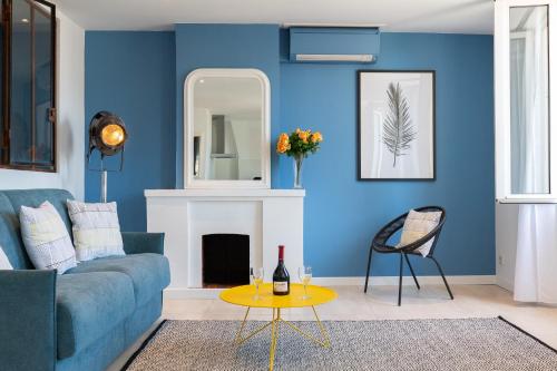 un salon bleu avec un canapé et une table dans l'établissement Maracuja YourHostHelper, à Cannes