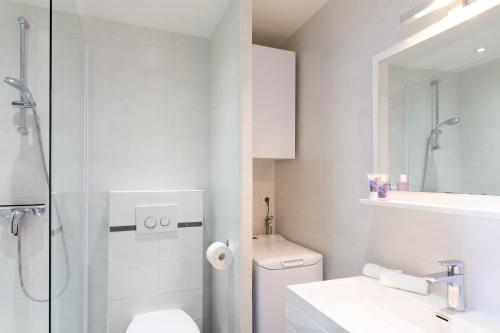 une salle de bain blanche avec toilettes et douche dans l'établissement Maracuja YourHostHelper, à Cannes