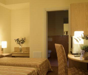 una camera d'albergo con letto, tavolo e sedie di Hotel Bellavista a Valmadrera