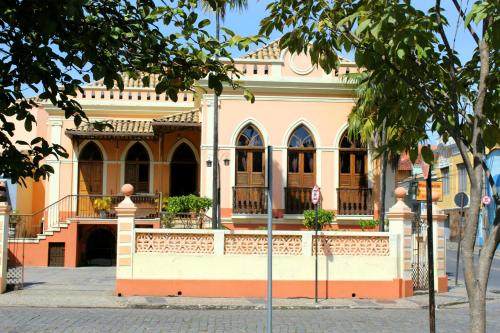 a building in the middle of a street at Pousada Estação do Trem in São João del Rei