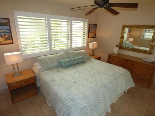 A bed or beds in a room at Kihei Kai Nani