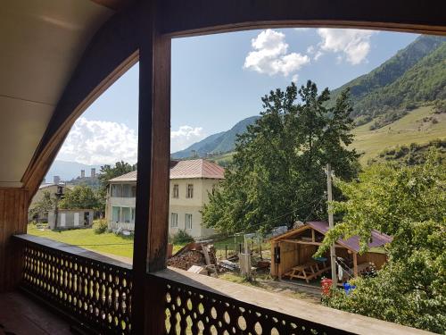 Una imagen general de la montaña o una montaña tomada desde el complejo de cabañas