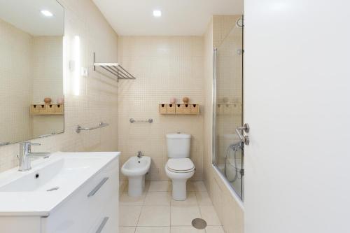 ヴィラ・ノヴァ・デ・ガイアにあるOPO Arrabida Studioのバスルーム(トイレ、洗面台、シャワー付)