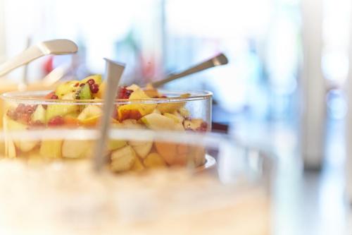 a bowl of fruit sitting on top of a table at Insel-Hotel-Lindau in Lindau