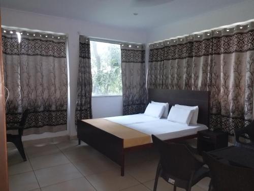 Postel nebo postele na pokoji v ubytování Krishna Hansraj Hotel