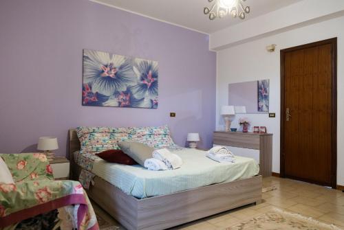 a bedroom with a bed with towels on it at Acqua di Mare in Mascali