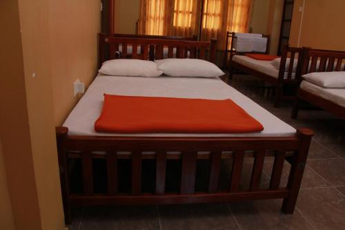 Postel nebo postele na pokoji v ubytování Anura Guest Inn