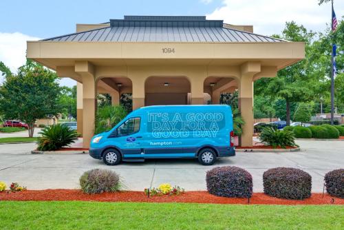 a blue van parked in front of a gazebo at Hampton Inn Columbia-I-26 Airport in Columbia
