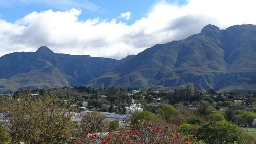 a town in front of a mountain range at Mountain View Swellendam in Swellendam