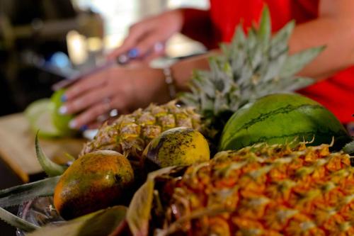 una pila de fruta sentada sobre una mesa en HOSTEL KATUNAYAKE At COLOMBO AIRPORT TRANSIT en Katunayaka