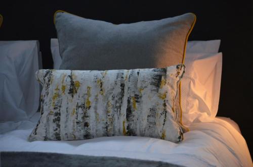 uma almofada sentada em cima de uma cama em Columbine Place em Durbanville