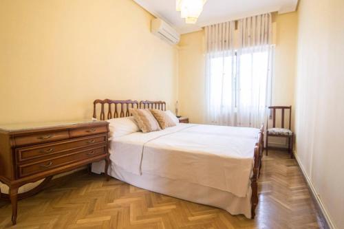 Postel nebo postele na pokoji v ubytování Home & Private Terrace WIFI + AIRCON