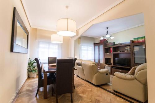 Home & Private Terrace WIFI + AIRCON
