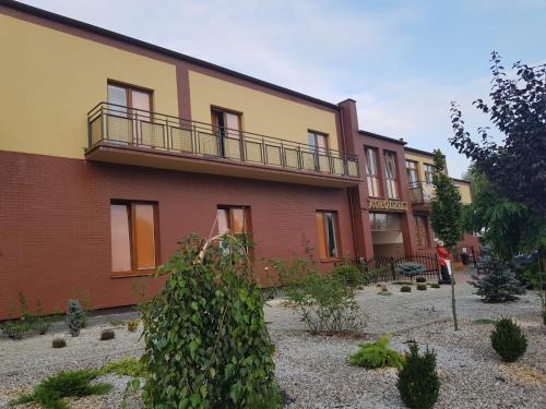 a person standing in front of a building at Zajazd u Piasta Kołodzieja in Kruszwica