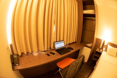 a laptop computer on a desk in a room at San Diego Express Barro Preto in Belo Horizonte