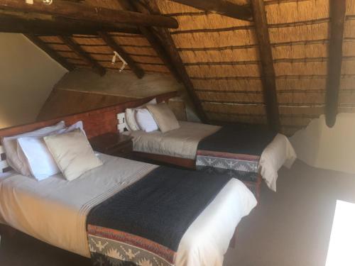 Postel nebo postele na pokoji v ubytování Everwood Estates