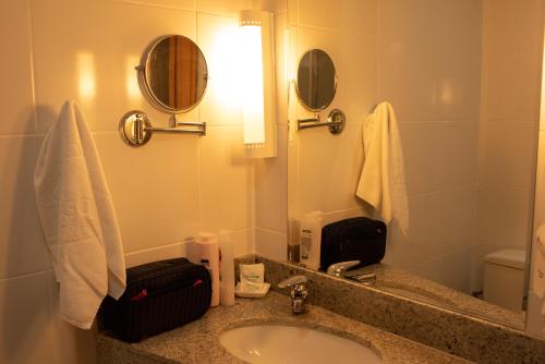 a bathroom with a sink and a mirror at San Diego Express Barro Preto in Belo Horizonte
