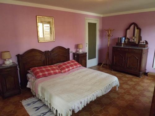 a bedroom with a large bed and a mirror at l'Oca Mannara in Ameno