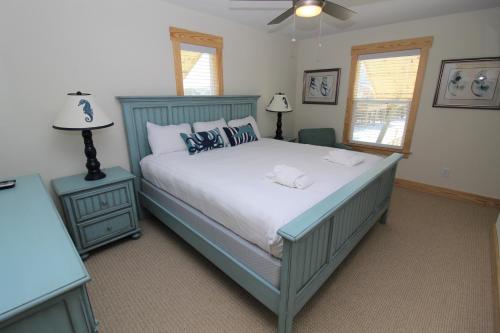 Ένα ή περισσότερα κρεβάτια σε δωμάτιο στο Whalebone Ocean Cottages by KEES Vacations