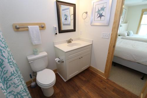 Bathroom sa Whalebone Ocean Cottages by KEES Vacations