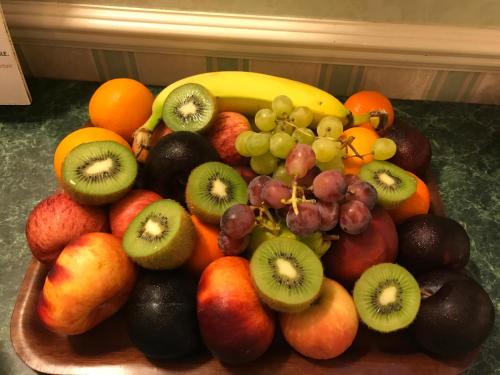 - un bol de fruits assis sur une table dans l'établissement Crimdon Dene, à Torquay