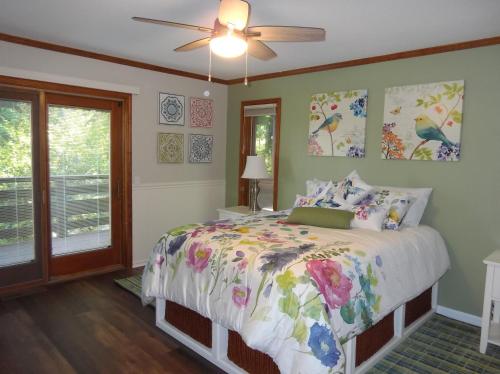 een slaapkamer met een bed en een plafondventilator bij Ponderosa Ridge A B & B in Placerville