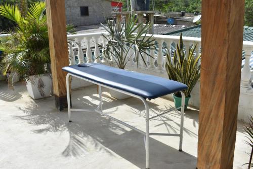 a blue bench sitting on top of a balcony at Hostal Palohe Taganga in Taganga