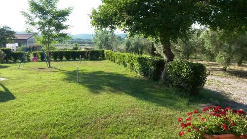 a yard with a fence and a garden with flowers at Lo Stucchio in Monterotondo