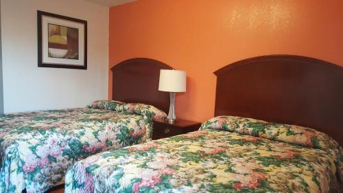 A bed or beds in a room at Monte Carlo Motel