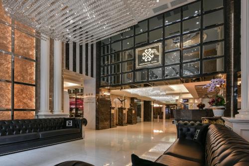高雄的住宿－首福大飯店，一个带真皮沙发的购物商场的大堂
