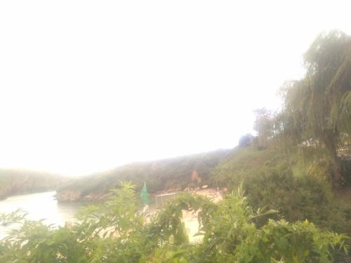 ポオ・デ・リャネスにあるVilla mariaの木立の丘からの川の眺め
